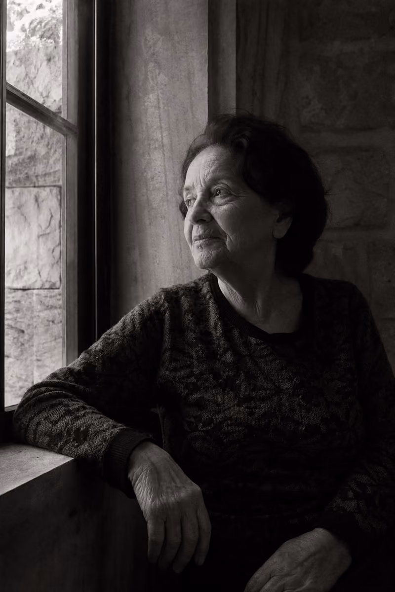 פורטרט בשחור לבן של אישה מבוגרת ליד חלון